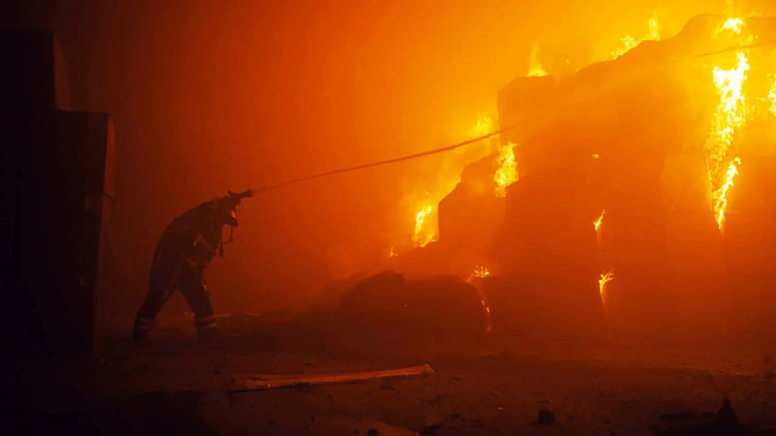 رجال الإطفاء الأوكرانيون يتدخلون ليلاً لإطفاء مبنى محترق