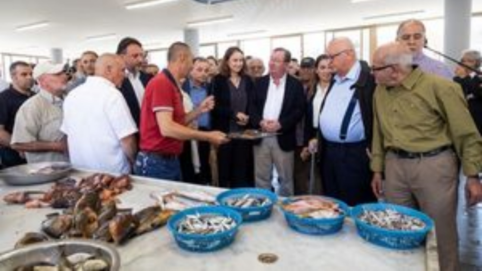 السفير البريطاني خلال افتتاحه مشروع السمك في صيدا 