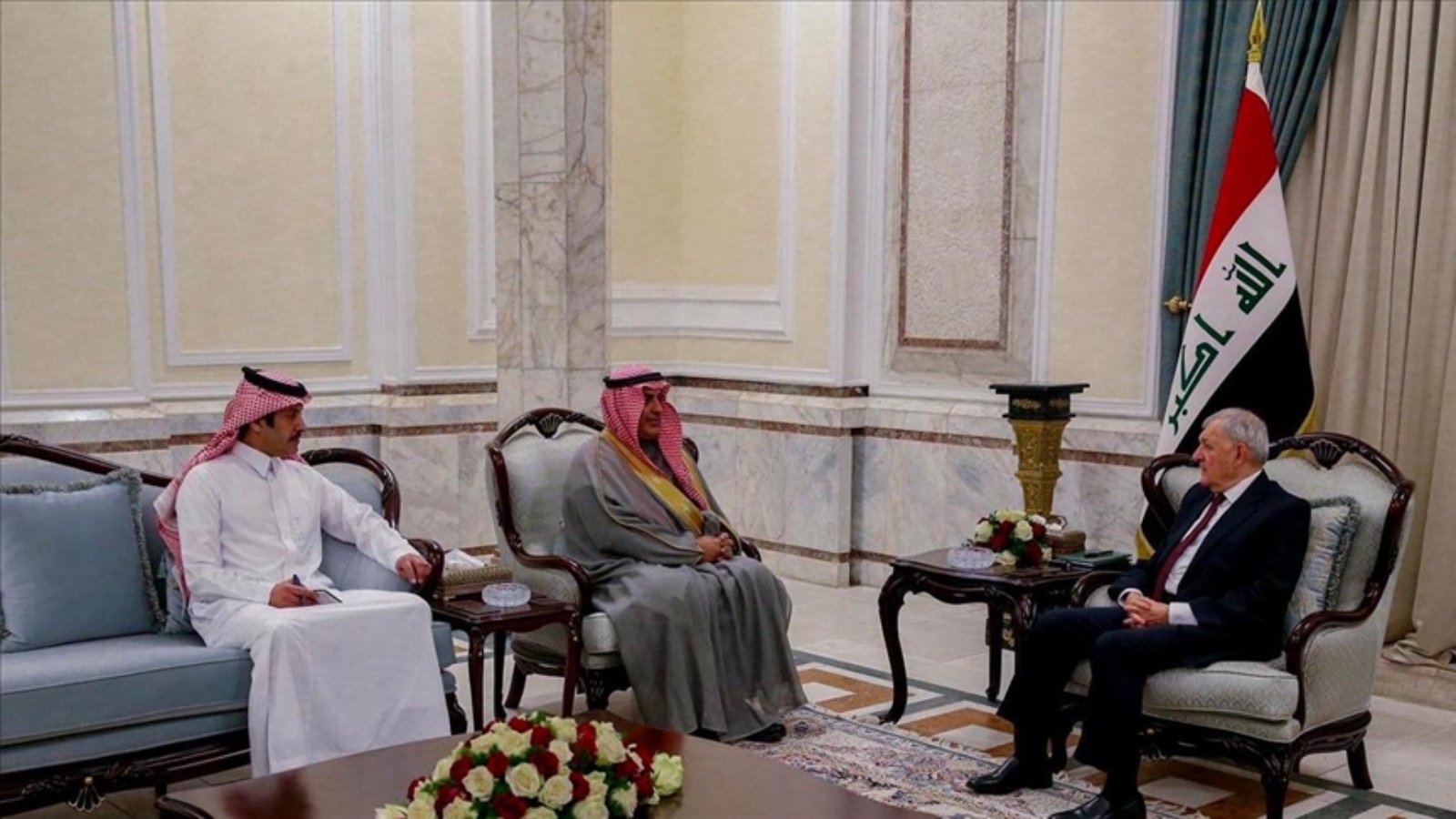 السفير السعودي في العراق عبد العزيز الشمري ملتقيا في وقت سابق مع الرئيس العراقي عبد اللطيف رشيد حيث بحثا تعزيز علاقات بلديهما (الرئاسة)