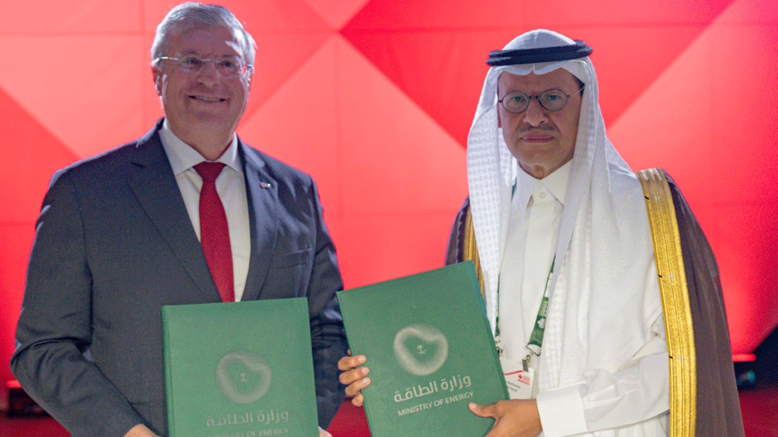 وزير الطاقة السعودي الأمير عبدالعزيز بن سلمان، بعد توقيع مذكرة تفاهم مع بيدرو ميراس رئيس مجلس البترول العالمي بشأن استضافة المملكة العربية السعودية للنسخة الـ25 من المؤتمر عام 2026(وزارة الطاقة السعودية)