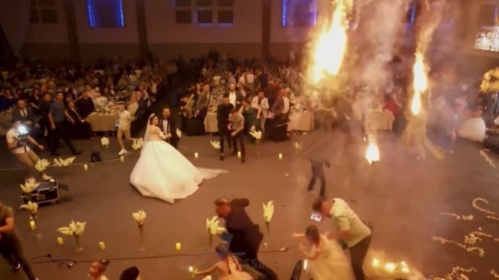 لحظة اندلاع الحريق في قاعة الاحتفالات بقضاء الحمدانية العراقي الشمالي ليل الثلاثاء الماضة لدى بدء العروسين رقصتهما (تويتر)
