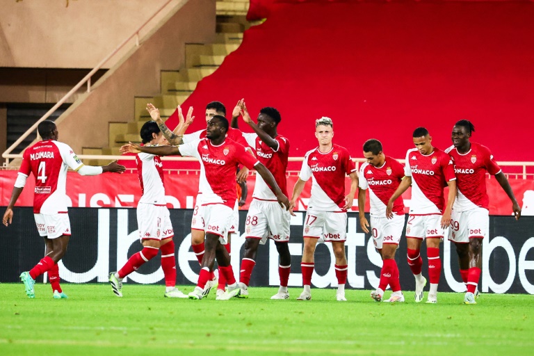 لاعبو موناكو يحتفلون بافتتاح التسجيل في مرمى لنس (3-0) في الدوري الفرنسي في الثاني من أيلول/سبتمبر 2023