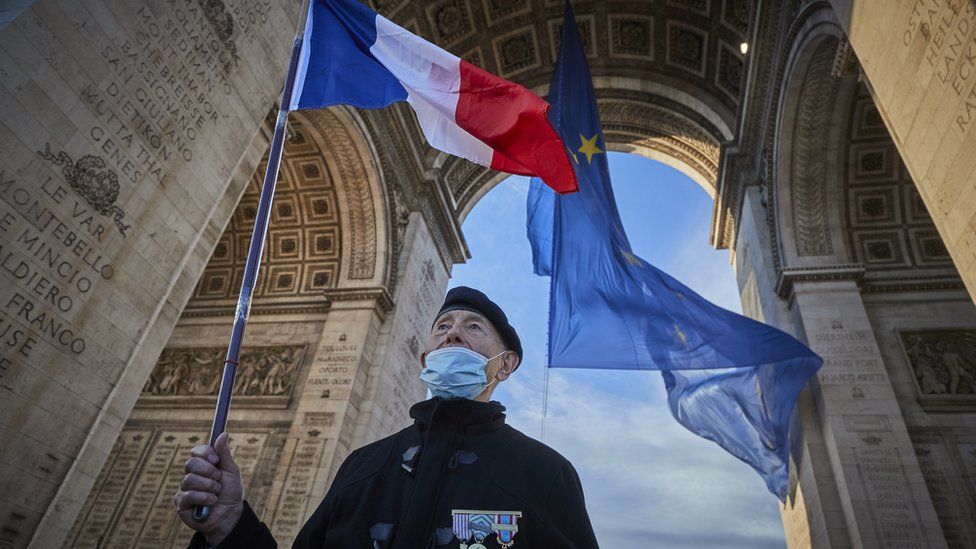فرنسا تزيل علماً ضخماً للاتحاد الأوروبي عن قوس النصر