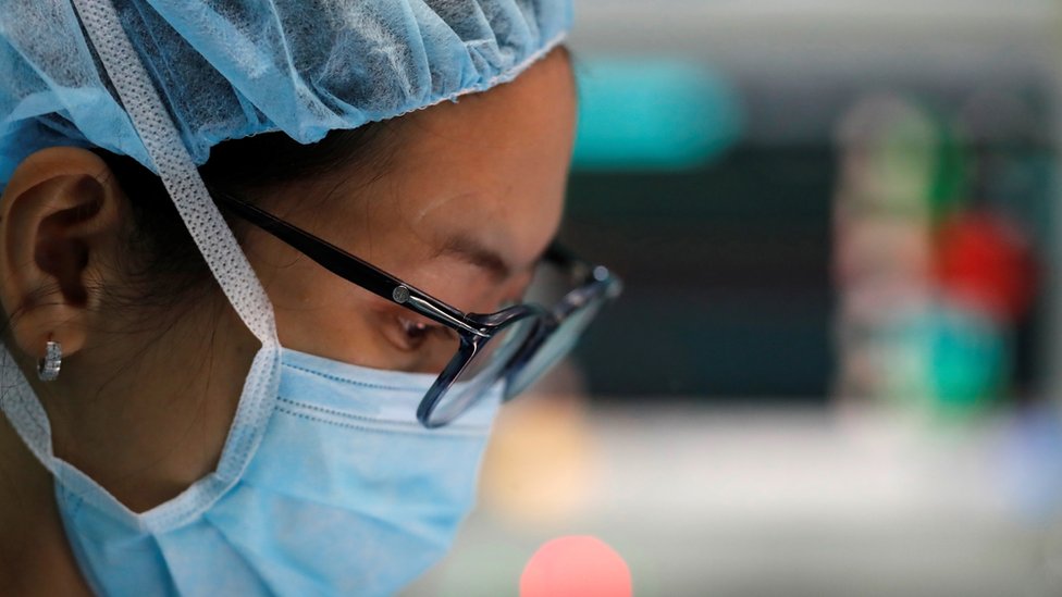 Getty Images النساء أكثر عرضة للوفاة بنسبة 32 في المئة عند إجراء عمليات جراحية لهن من قبل الجراحين الذكور مقارنة بالجراحات، وفقا لدراسة حديثة