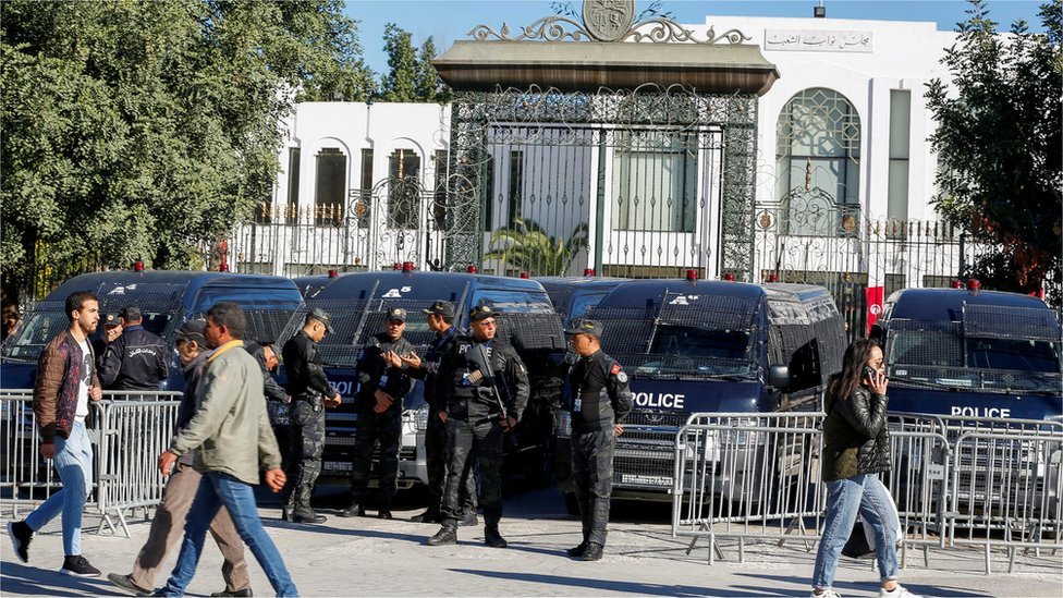 Reuters قوات الأمن أمام مبنى البرلمان التونسي