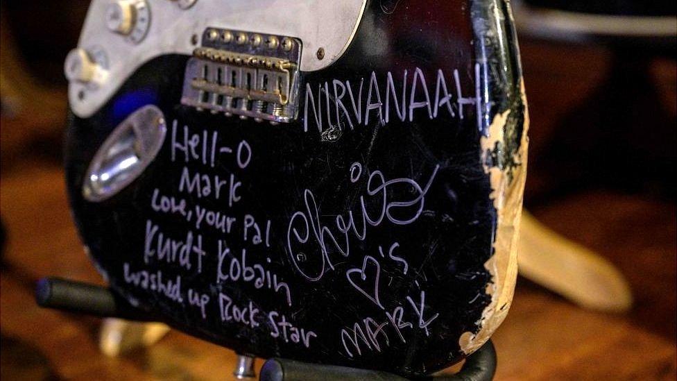 Kurt Cobain’s Smashed Guitar Sells for 0,000 at Auction