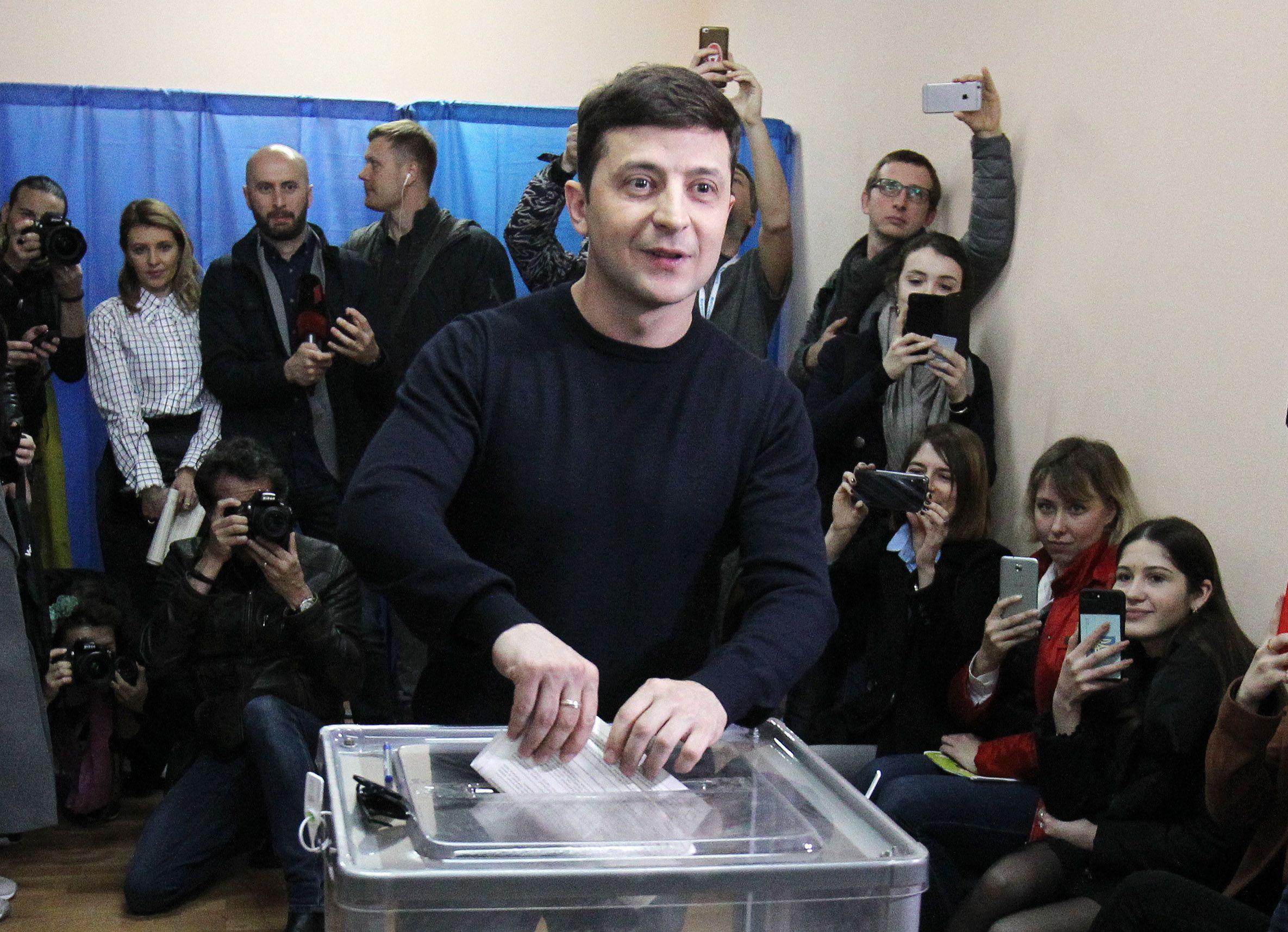 ديمقراطية أوكرانيا تواجه اختباراً صعباً في زمن الحرب -الفايننشال تايمز