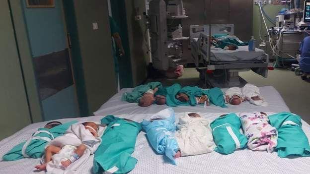 AFP | أهل ضحايا قُتلوا في غارة إسرائيلية أصابت مدخل مستشفى الشفاء في 3 نوفمبر/تشرين الثاني 2023