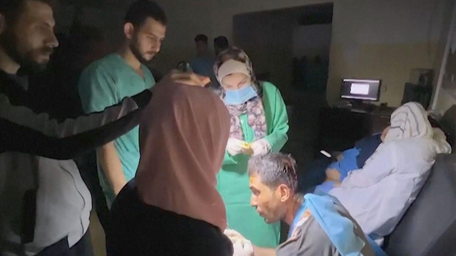AFP - الأطباء يجرون العمليات الجراحية على أضواء كشافات يدوية