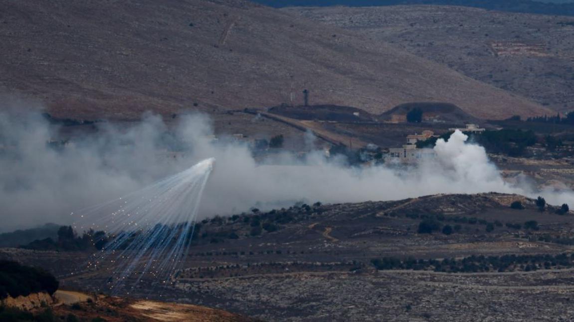 REUTERS | الفسفور الأبيض الذي أطلقه الجيش الإسرائيلي لإنشاء ستار من الدخان يظهر على الحدود اللبنانية، بحسب رويترز