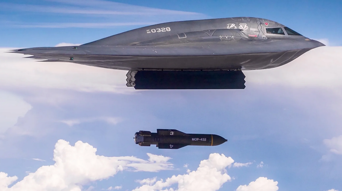 تجربة إطلاق تجريبية للقاذفة B-2 Spirit، وهي تُلقي قنبلة خارقة للذخائر الضخمة (MOP). - سلاح الجو الأمريكي