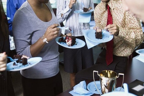 مشاطرة الكعك والبسكويت في مكان العمل تضر بصحة البريطانيين، بحسب أكاديميين 