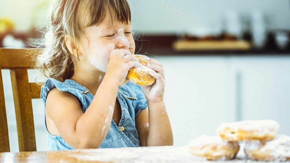 يستهلك الأطفال الذين تتراوح أعمارهم بين أربع وعشر سنوات 51.2 في المئة من السكر الذي يتناولونه من الوجبات الخفيفة غير الصحية