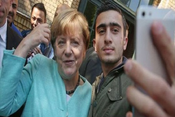 المهاجر السوري أنس المعضماني التقط صورة مع المستشارة الألمانية انغيلا ميركل