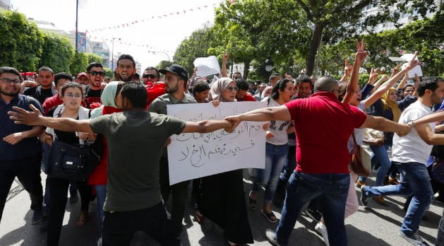 مقتل متظاهر واتساع رقعة الاحتجاجات في تونس