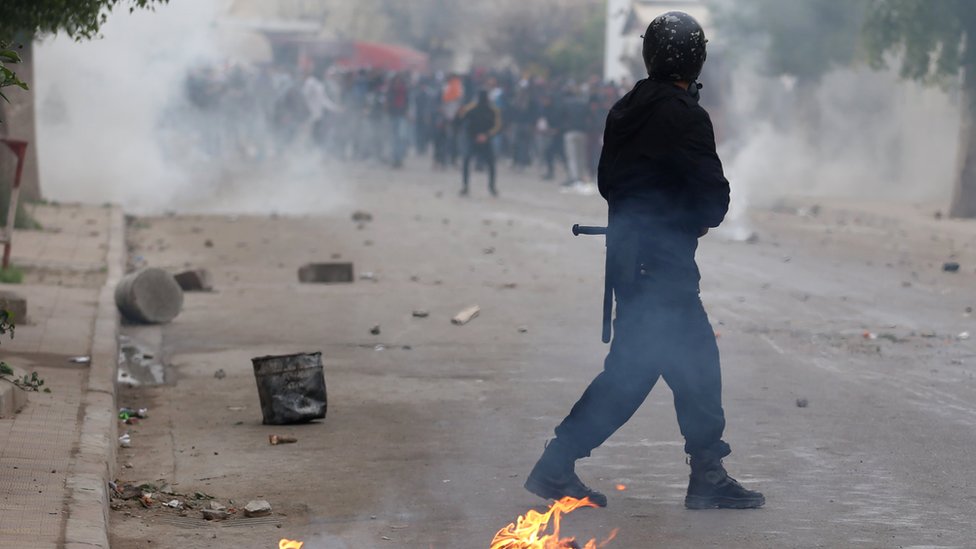 رئيس الوزراء التونسي دعا المحتجين إلى تهدئة الأوضاع