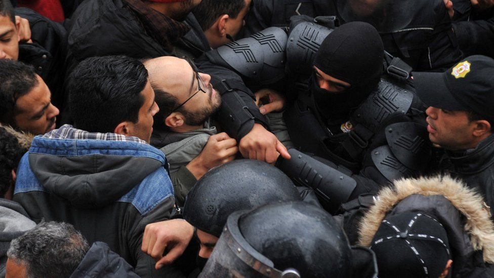 ألقت الشرطة التونسية القبض على أكتر من 800 شخص بتهم ممارسة العنف، والسرقة، والنهب أثناء المظاهرات التي شهدتها البلاد الفترة الأخيرة