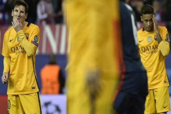 ليونيل ميسي (يسارا) فشل في تسجيل الأهداف مع برشلونة للمباراة الخامسة على التوالي