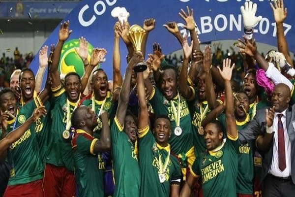 توج المنتخب الكاميروني بلقب كأس أمم أفريقيا لكرة القدم التي تستضيفها الغابون بعد تغلبه عن نظيره المصري بهدفين لهدف.