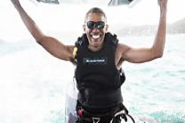 باراك أوباما يستعرض مهاراته في التزلق على الماء