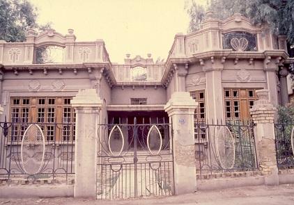 بيت ثلاثيني، الوزيرية، بغداد، المعمار: مجهول، على الارجح حرفي. الواجهة الرئيسية