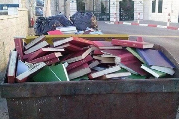 داعش يرمي كتب مكتبة جامعة الموصل في حاويات النفايات تمهيدا لاحراقها