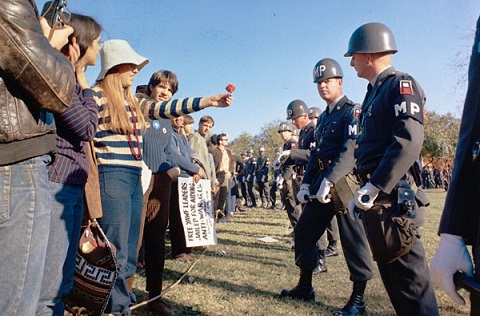 هيبيون خلال مسيرتهم إلى البنتاغون احتجاجا ضد حرب فيتنام سنة 1967