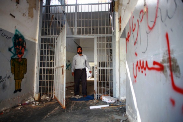 من داخل سجن أبو سليم المرعب بعد رحيل معمر القذافي...سجين ليبي يزور زنزانته