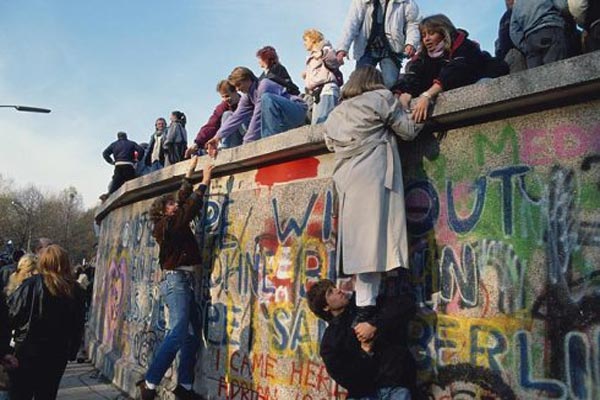 لحظة إسقاط حائط برلين شكلت مرحلة مهمة في التاريخ المعاصر للدولة الألمانية