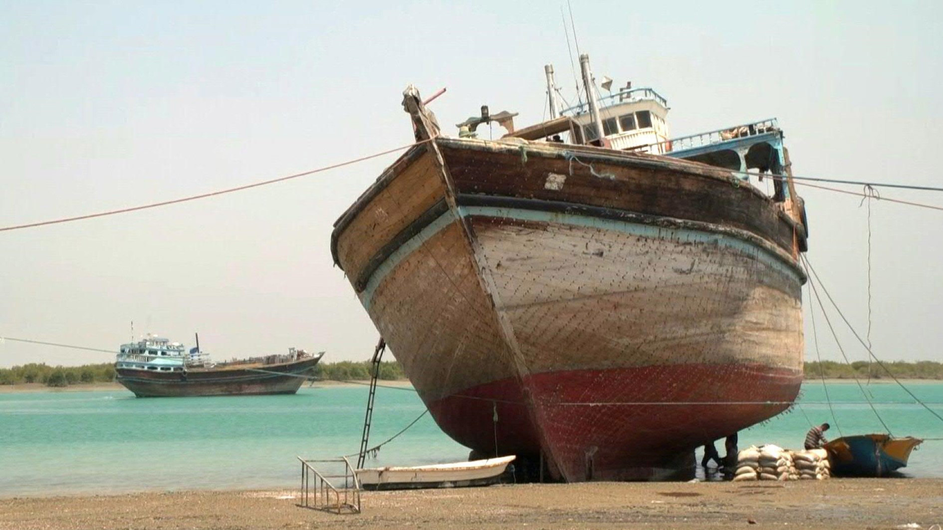 السفن الخشبية في قشم الإيرانية...من الملاحة إلى السياحة
