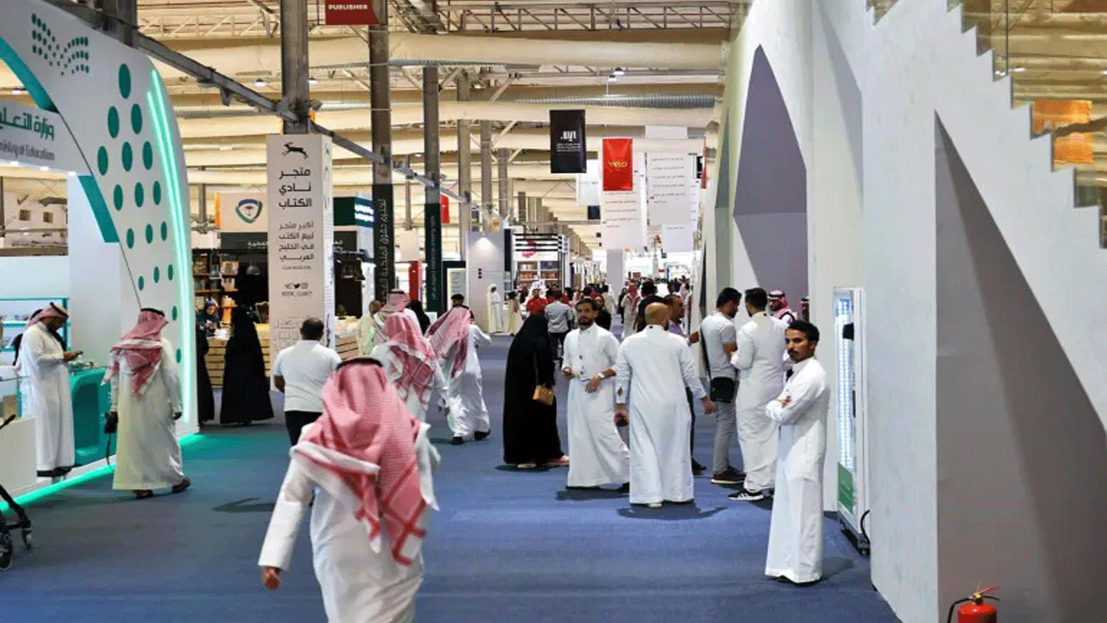 لقطة من أجواء المعرض الذي يضم أكثر من 1800 دار نشر على امتداد 800 جناح (وكالة الأنباء السعودية)