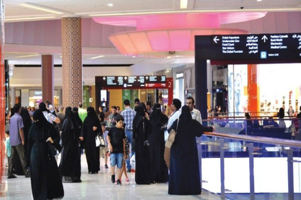 سياح سعوديون في أحد مراكز التسوق في دبي