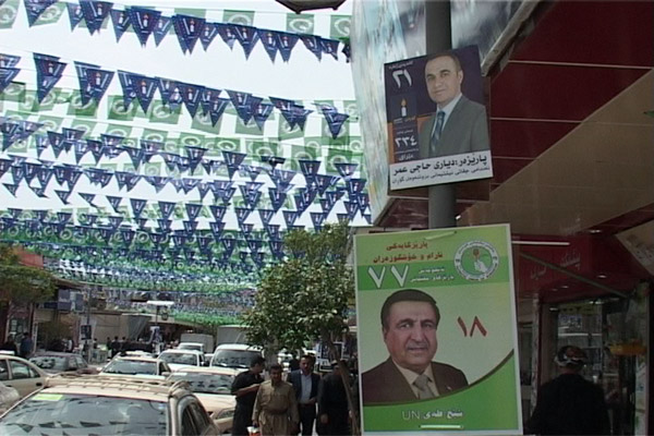 ملصقات انتخابية دعائية لمرشحين أكراد