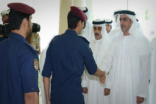سيف بن زايد يحيي قوات بلاده العاملة في البحرين ضمن منظومة درع الجزيرة الدفاعية