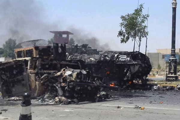  دبابات وعربات عسكرية محترقة في الموصل