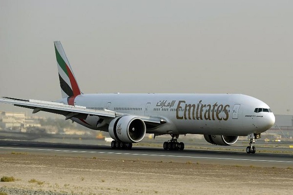 طائرة تابعة لطيران الإمارات تقلع من مطار دبي