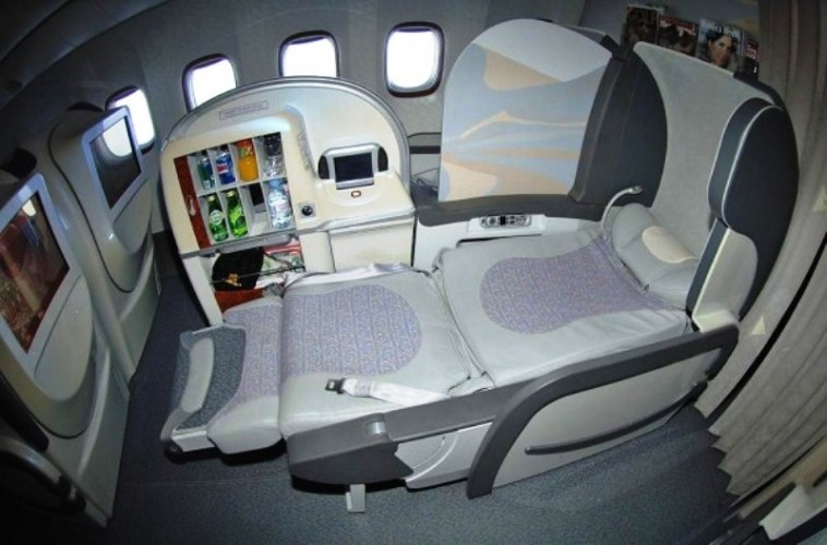 مقعد لمقصورة ركاب درجة الأعمال في الطائرة التابعة للخطوط السعودية 