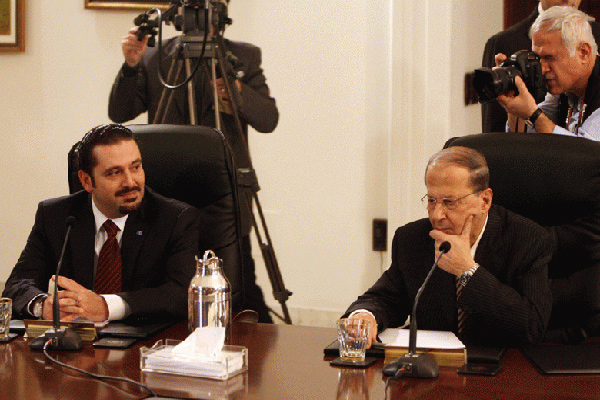 رئيس الجمهورية ميشال عون (يمين) ورئيس الحكومة سعد الحريري