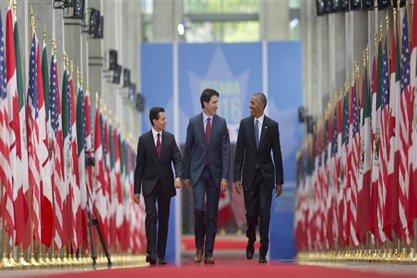  الزعماء الثلاثة باراك أوباما وجوستان ترودو وإنريكي بينا نييتو في العاصمة أوتاوا يسيرون بين الأعلام
