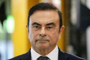 أسهم نيسان وميتسوبيشي تخسر 6% في بورصة طوكيو بعد توقيف غصن