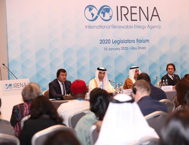 الدكتور ثاني بن أحمد الزيودي وزير التغير المناخي والبيئة الإماراتي (الثاني من اليمين)