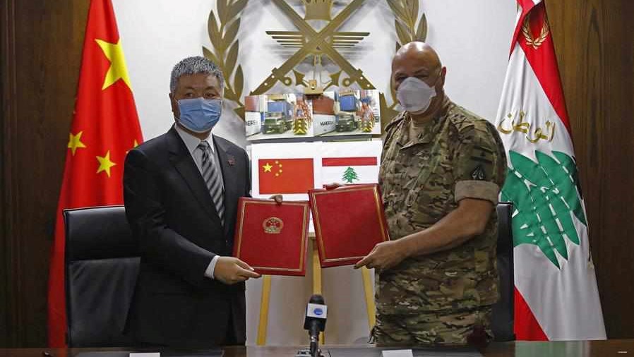 قائد الجيش اللبناني يتسلم مساعدات طبية من الصين خلال الجائحة