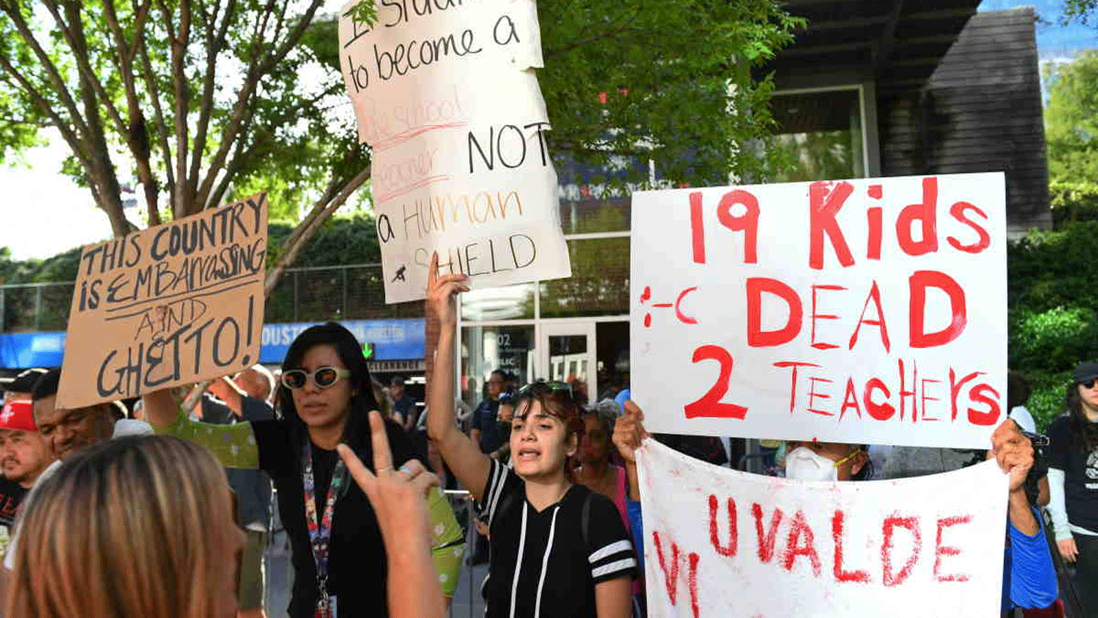 مواطنون يحملون لافتات أثناء ضد السلاح أثناء احتجاجهم خارج الاجتماع السنوي لجمعية البندقية الوطنية في مركز مؤتمرات جورج آر براون، في هيوستن، تكساس.27 أيار\مايو 2022.