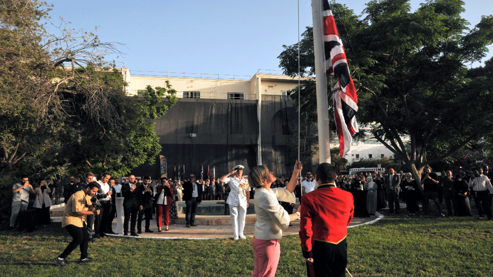 السفيرة البريطانية ترفع علم بلادها على مبنى السفارة في العاصمة الليبية
