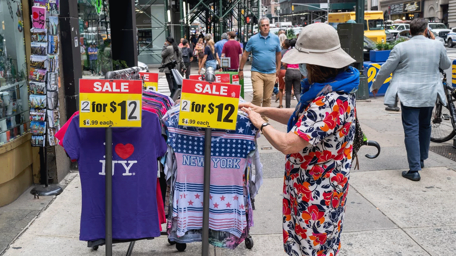 امرأة تتسوق خارج متجر في مانهاتن\ مدينة نيويورك في 28 تموز\يوليو 2022، حيث بدأت مبيعات التجزئة في الانخفاض بعد بقائها قوية خلال فترة الوباء، وهي علامة مبكرة محتملة على تباطؤ الاقتصاد