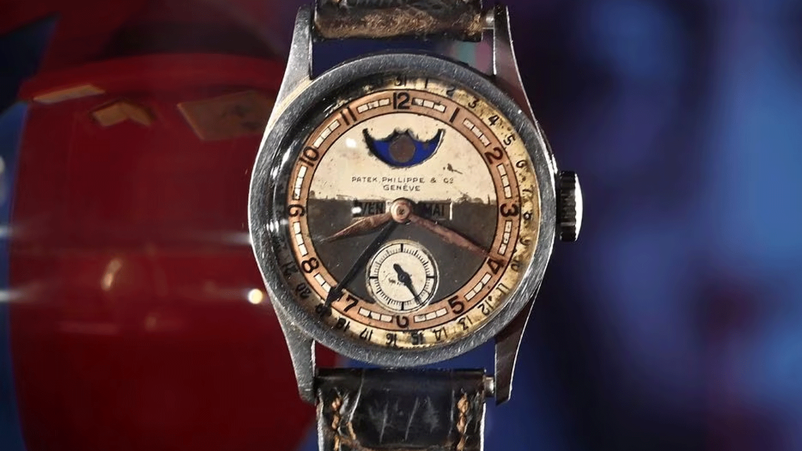  ساعة Patek Philippe التي كانت مملوكة لآخر إمبراطور صيني بويي، بيعت بأكثر من 5 ملايين دولار في مزاد ، تم تصويرها في هونغ كونغ في 23 أيار\مايو 2023