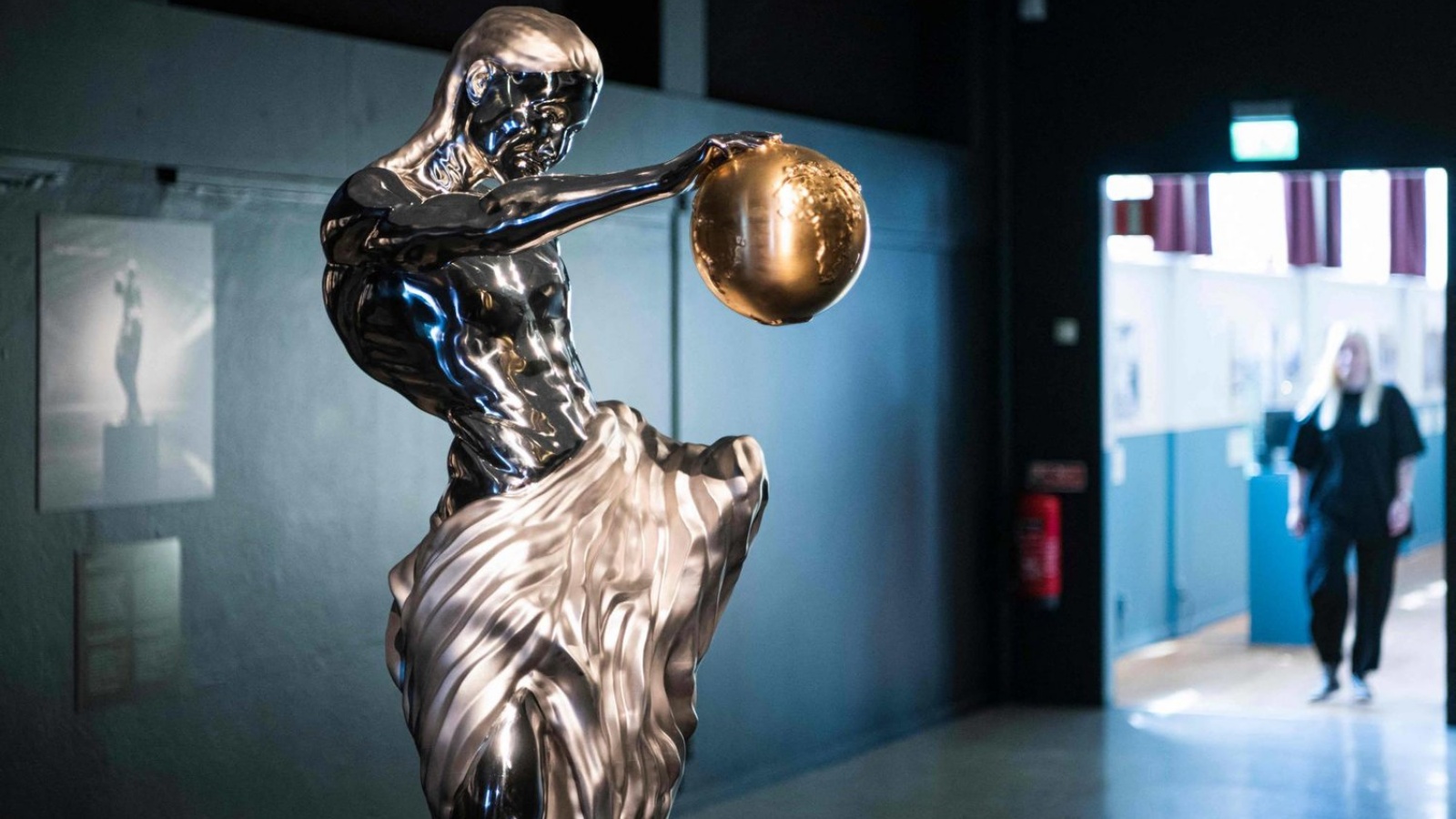 صورة لمنحوتة «التمثال المستحيل» التي جرى ابتكارها حصراً بفضل برامج للذكاء الاصطناعي، معروضة في متحف التكنولوجيا في استوكهولم بالسويد في 8 يونيو 2023
