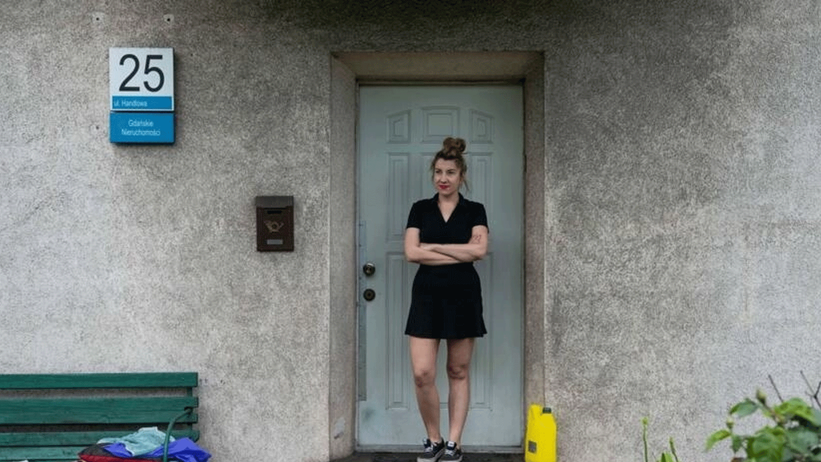 إيفونا فوجنيفسكا(Iwona Wozniewska) تقف أمام باب منزلها في غدانسك، بولندا. ويبدو غبار الفحم على جدران منزلها