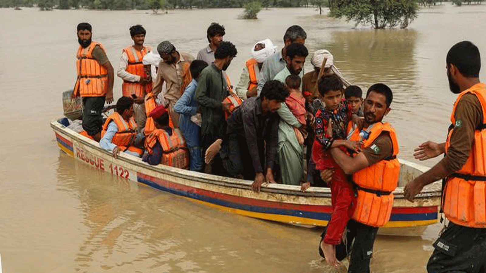 لقطة من عمليات الإنقاذ للسكان بعدما غرقت قراهم بالمياه جراء الفياضانات في باكستان