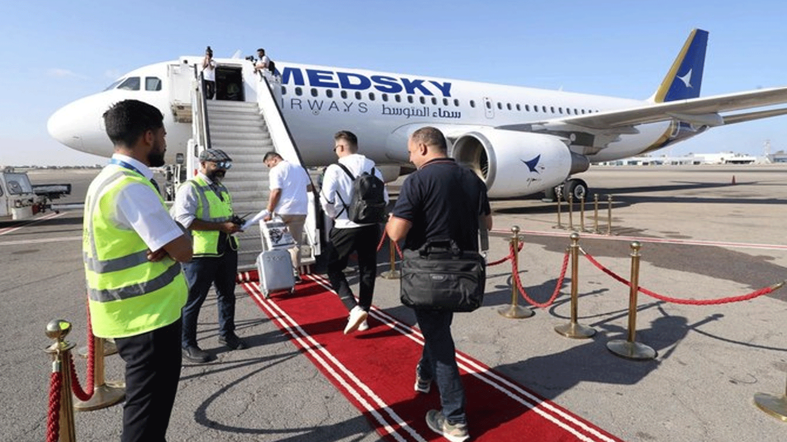 ركاب على متن أول رحلة من طرابلس إلى روما في 30 سبتمبر(أيلول) 2023 بعد أن رفعت الحكومة الإيطالية الحظر الجوي الذي فرضته منذ 10 سنوات على الطيران المدني الليبي